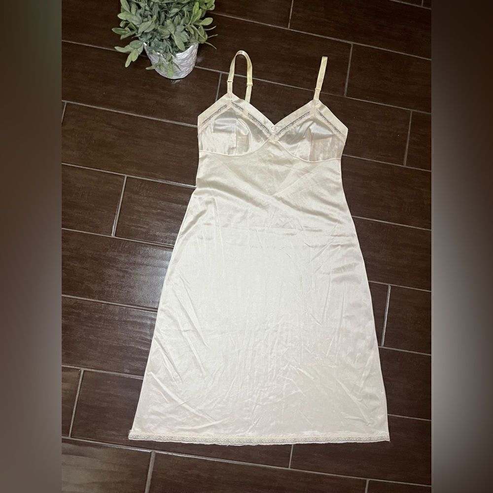 Lorraine nude nylon vintage slip sz 34 Tall